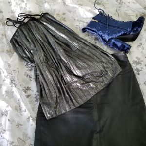 CANDIE'S 💋 Accordion pleated silver & black top